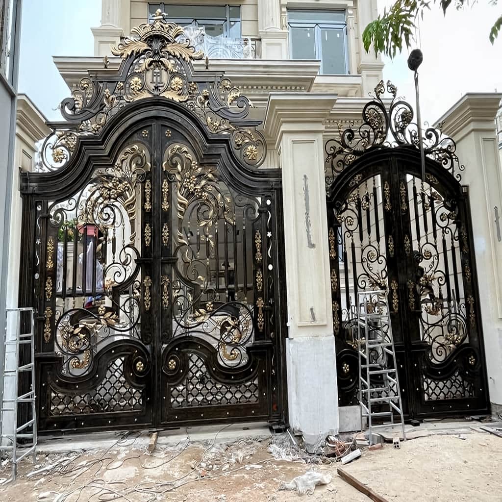 نمونه شمسه دار درب پارکینگ فرفورژه نمای رومی