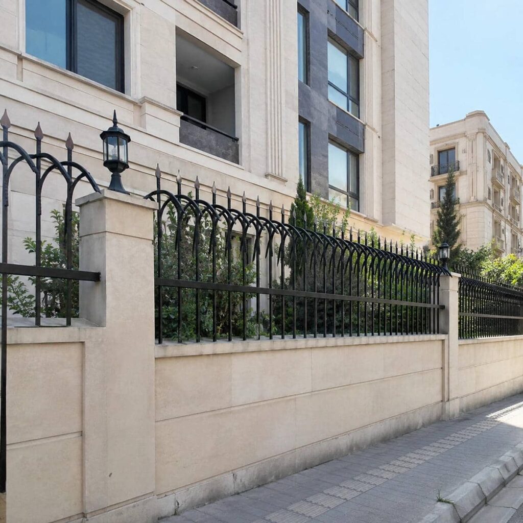 نصب حفاظ دیوار شیک روی سنگ تراورتن