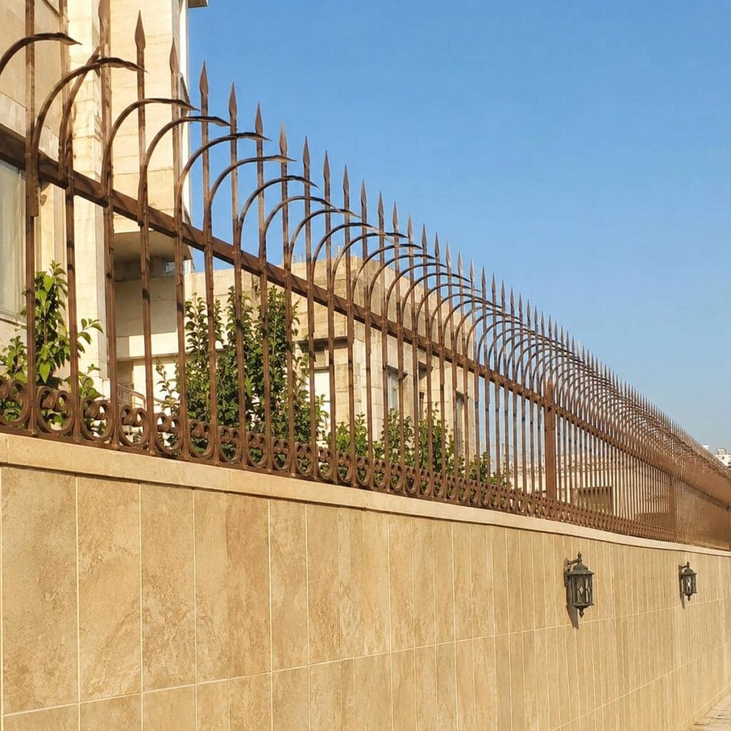 حفاظ دیوار ویلایی مدرن طرح نیزه با خطوط منظم