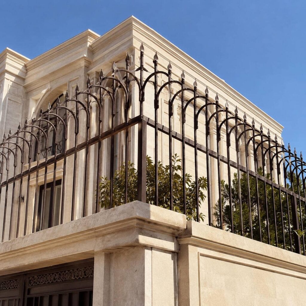 نصب حفاظ دیوار ویلایی مدرن طرح نیزه روی سنگ درپوش