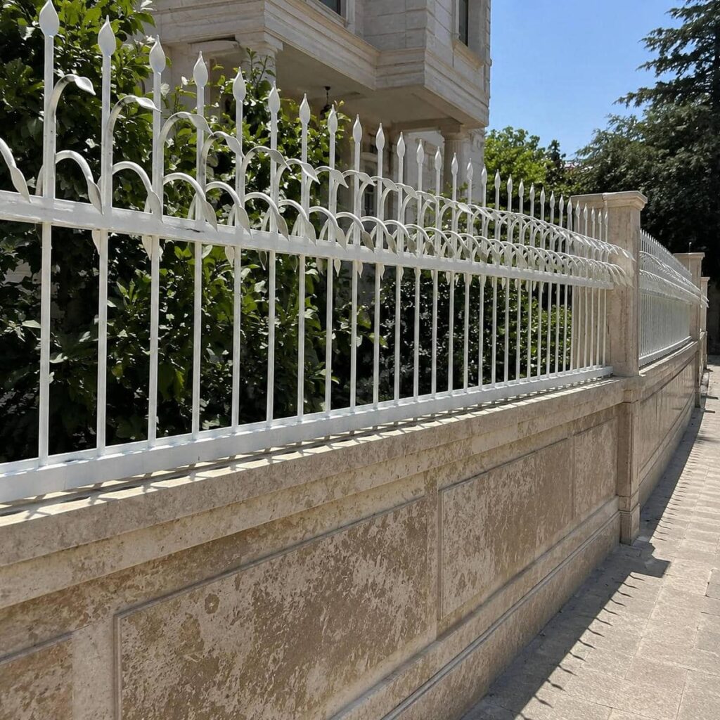 حفاظ دیوار شیک روی سنگ تراورتن با طراحی خطی