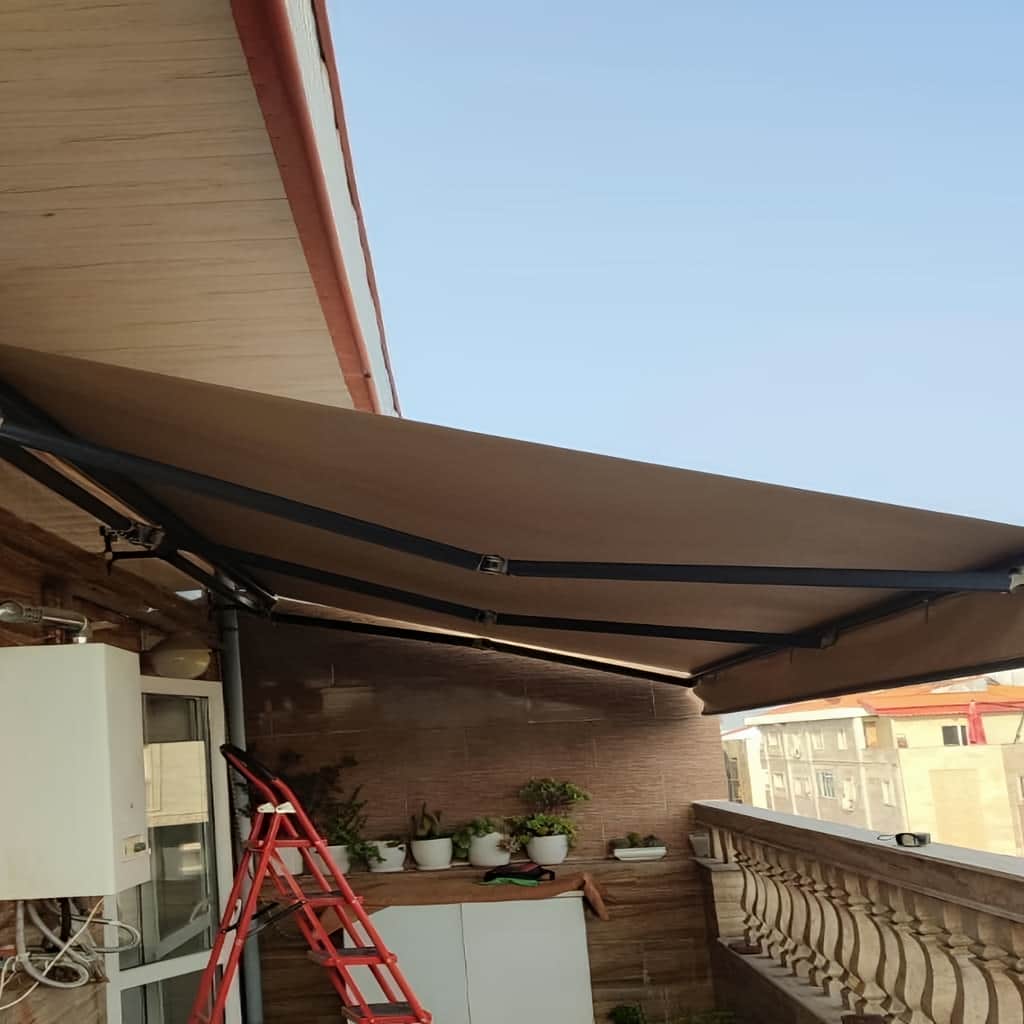 سایبان دوطرفه بازویی در نمای ساختمان