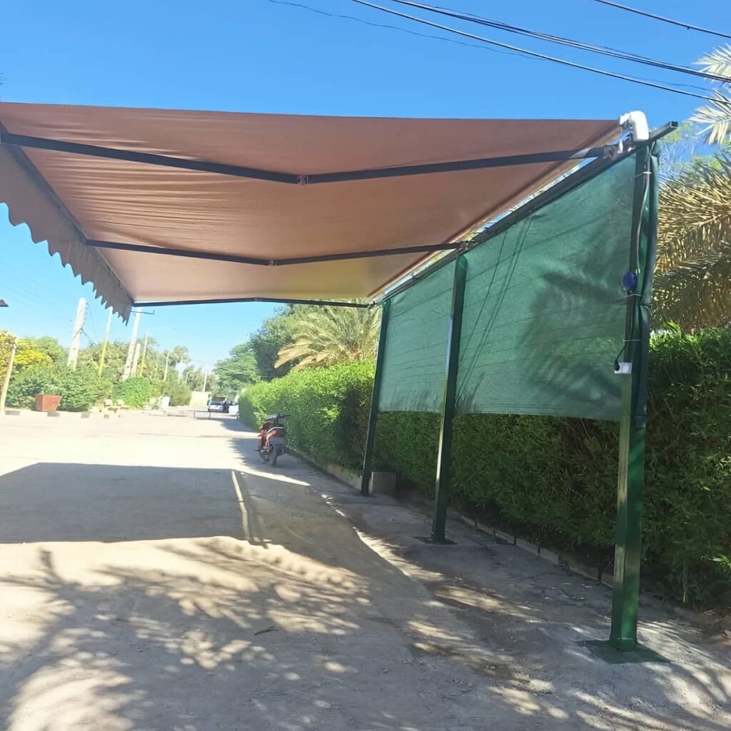 سایبان بازویی کنار فضای نشیمن