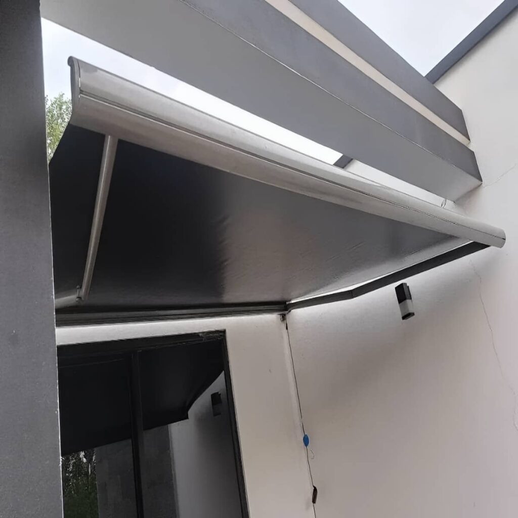 سایبان برقی با کنترل آسان روزانه