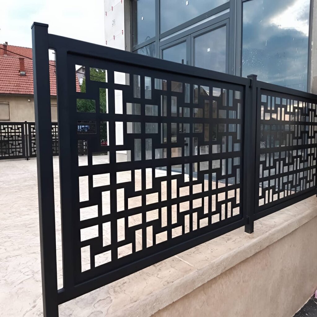 نرده تراس مدرن کنار نمای ساختمان