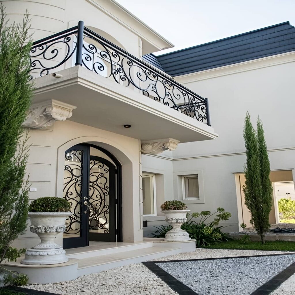 هندریل چوبی کنار مسیر عبور