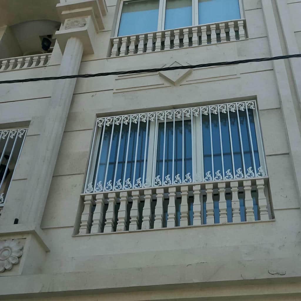 حفاظ پنجره فرفورژه با رنگ هماهنگ حفاظ پنجره فرفورژه با رنگ هماهنگ