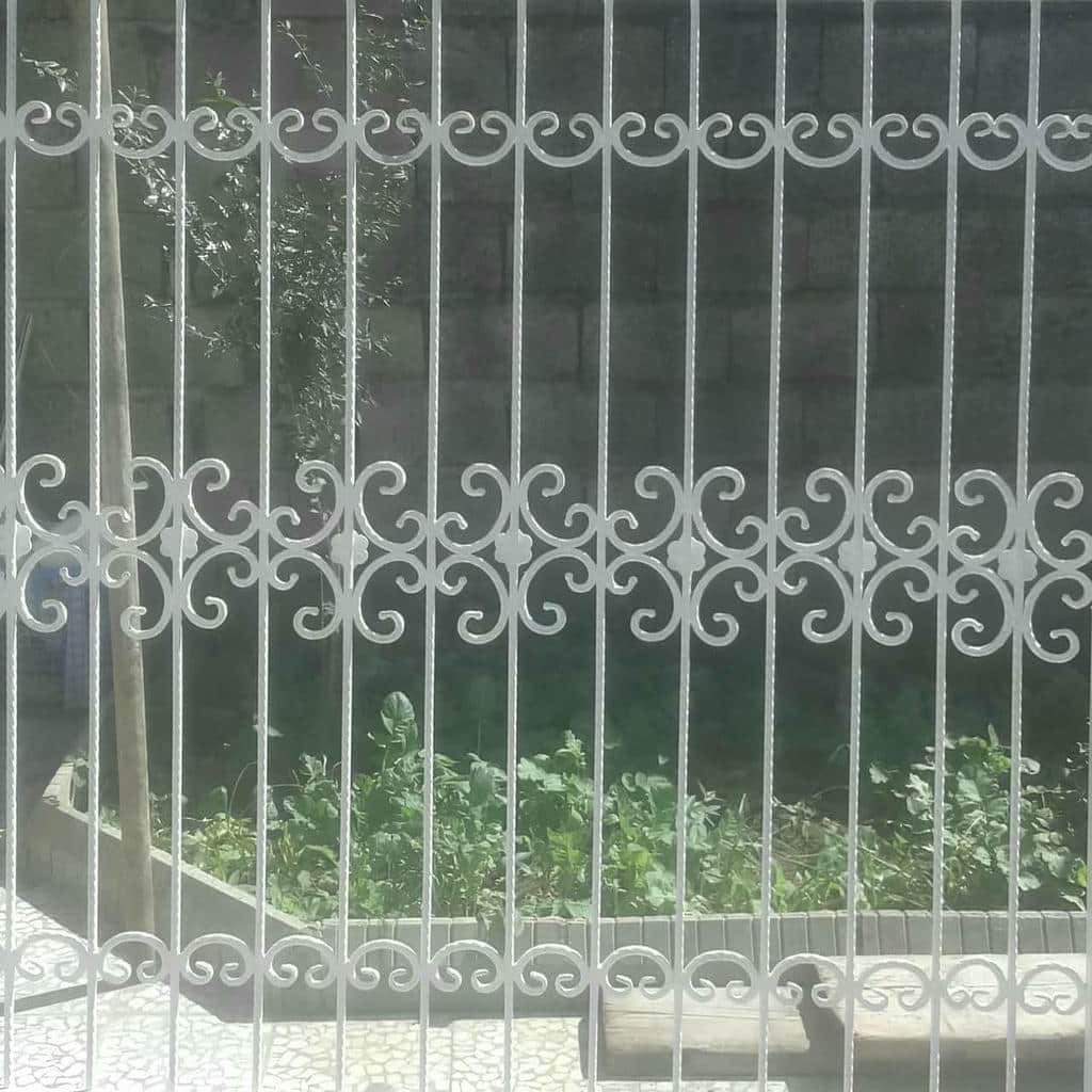 حفاظ پنجره ثابت در نمای ساختمان حفاظ پنجره ثابت در نمای ساختمان