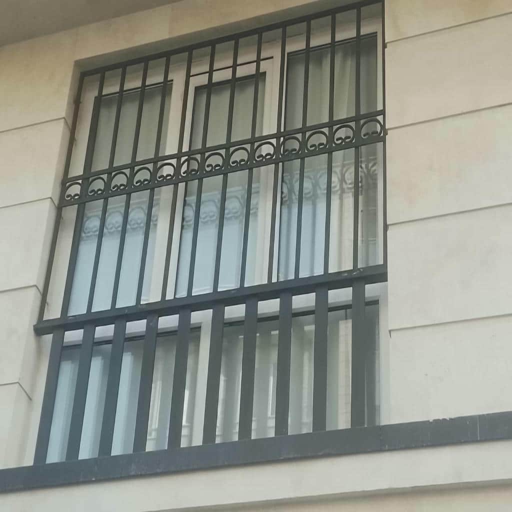 مرکز فروش حفاظ پنجره ویلایی سفارشی برای نمای مدرن و مینیمال
