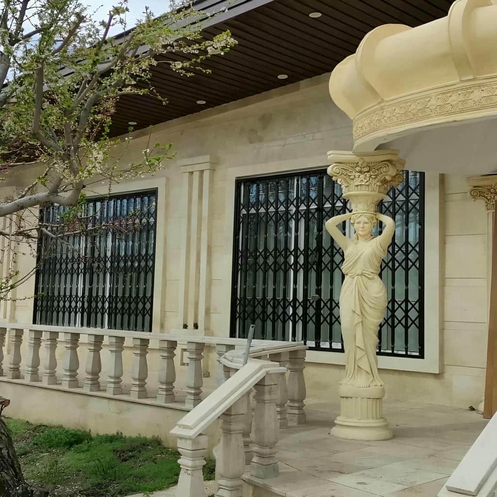 حفاظ پنجره فرفورژه با فرم کلاسیک