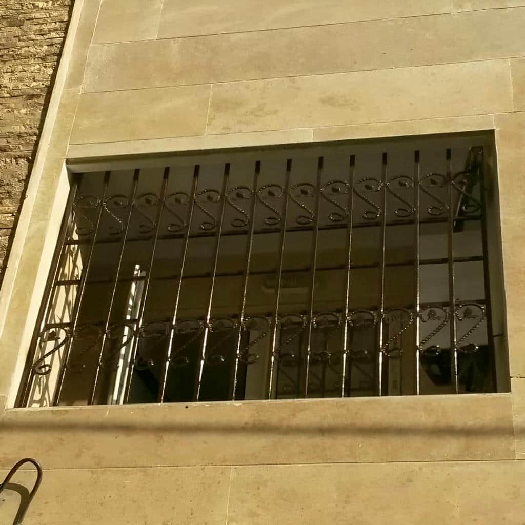 نرده پنجره آهنی با طرح ساده نرده پنجره آهنی با طرح ساده