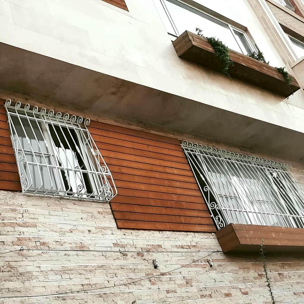 نرده پنجره با اتصالات فلزی