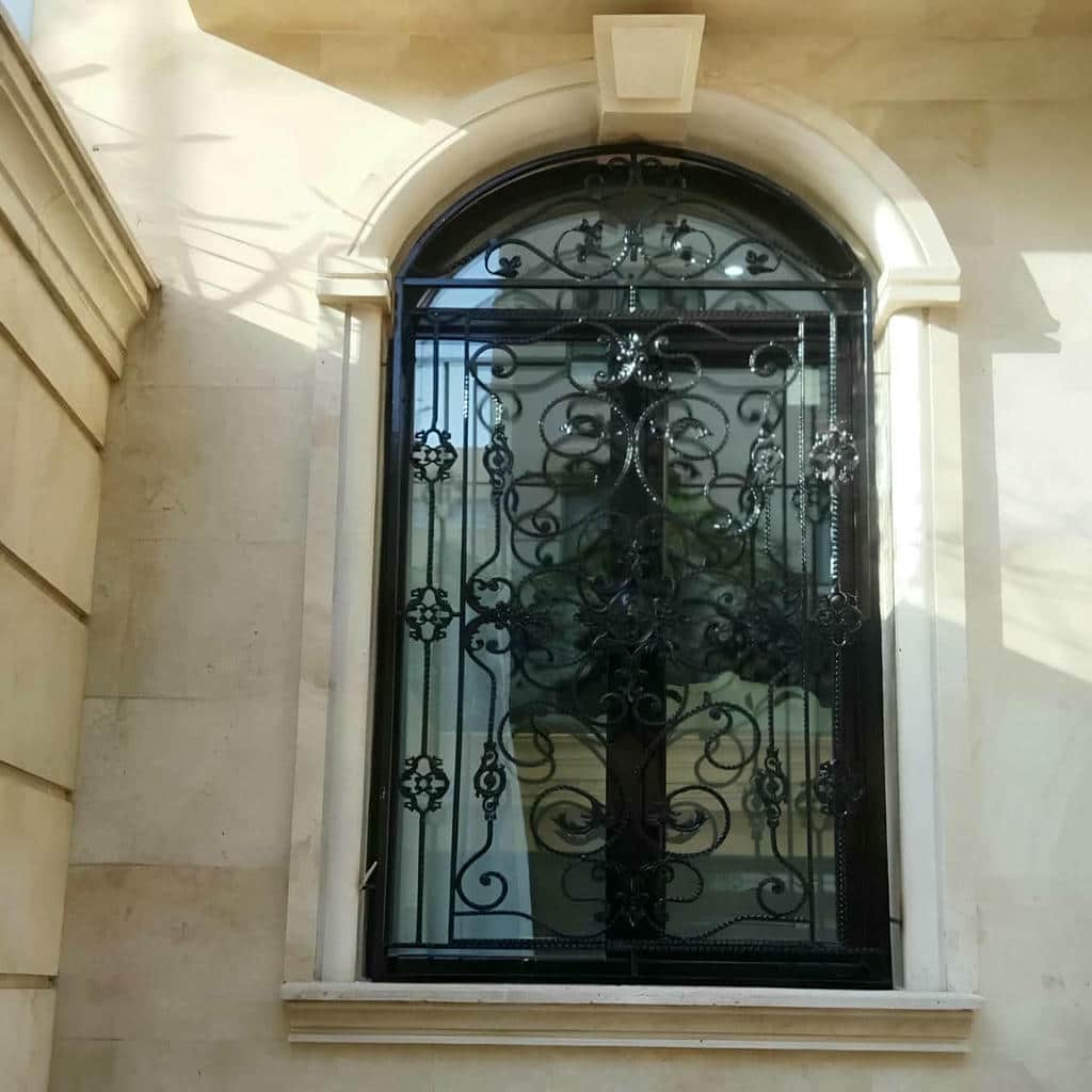 حفاظ پنجره فرفورژه کنار نمای ساختمان