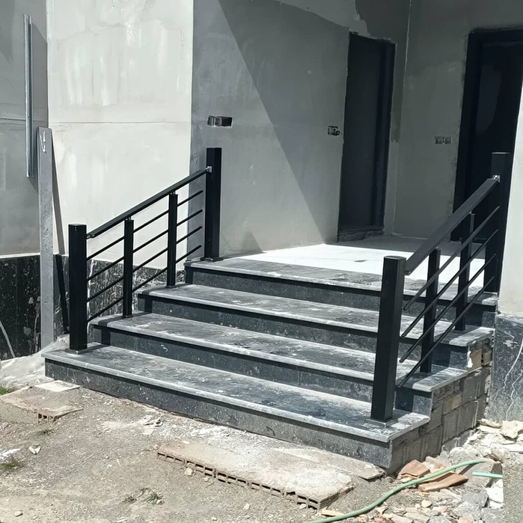 نرده پله آپارتمان رنگ مشکی مدرن