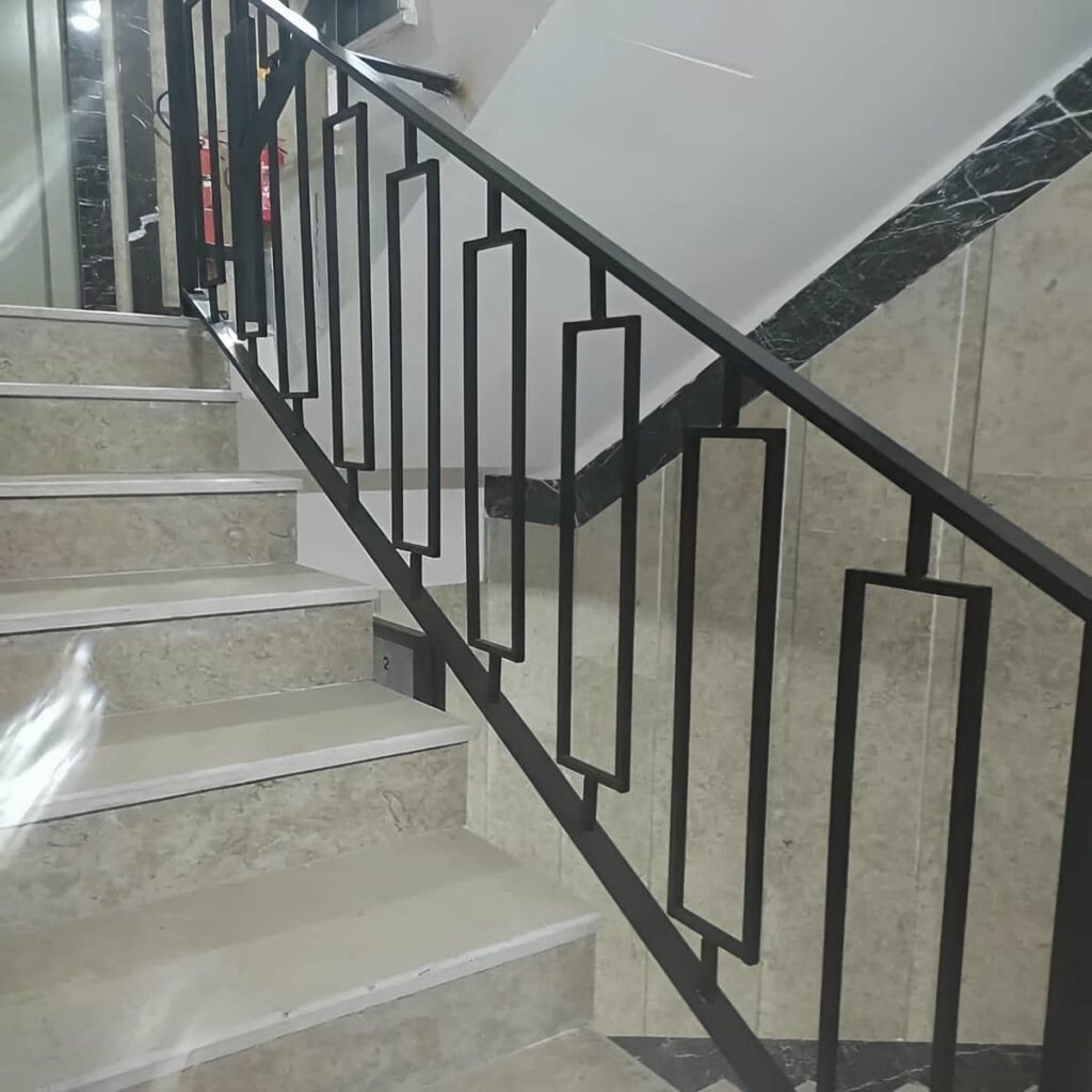 نرده پله آپارتمان با طراحی کاربردی