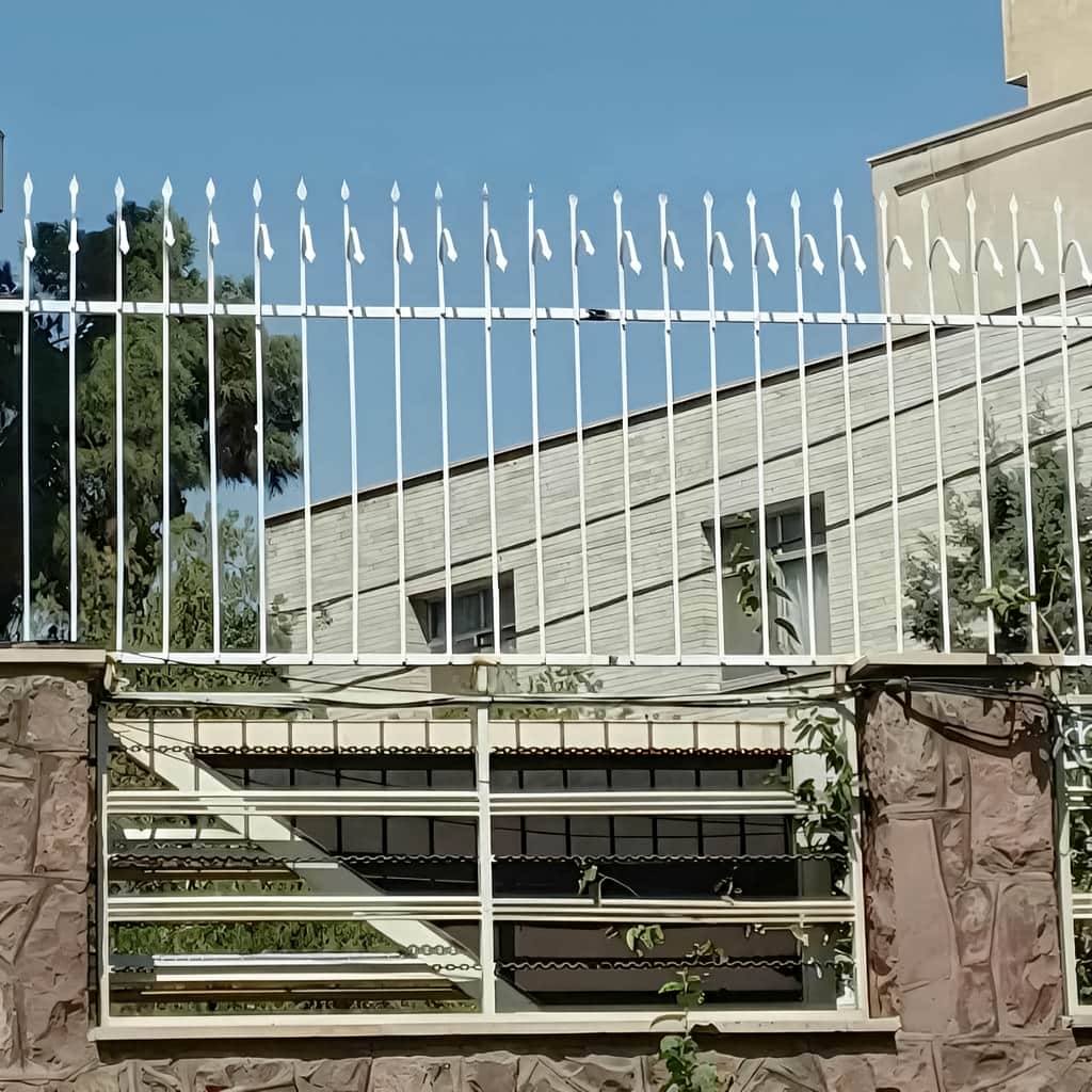 حفاظ سرنیزه ای در نمای بیرونی ساختمان