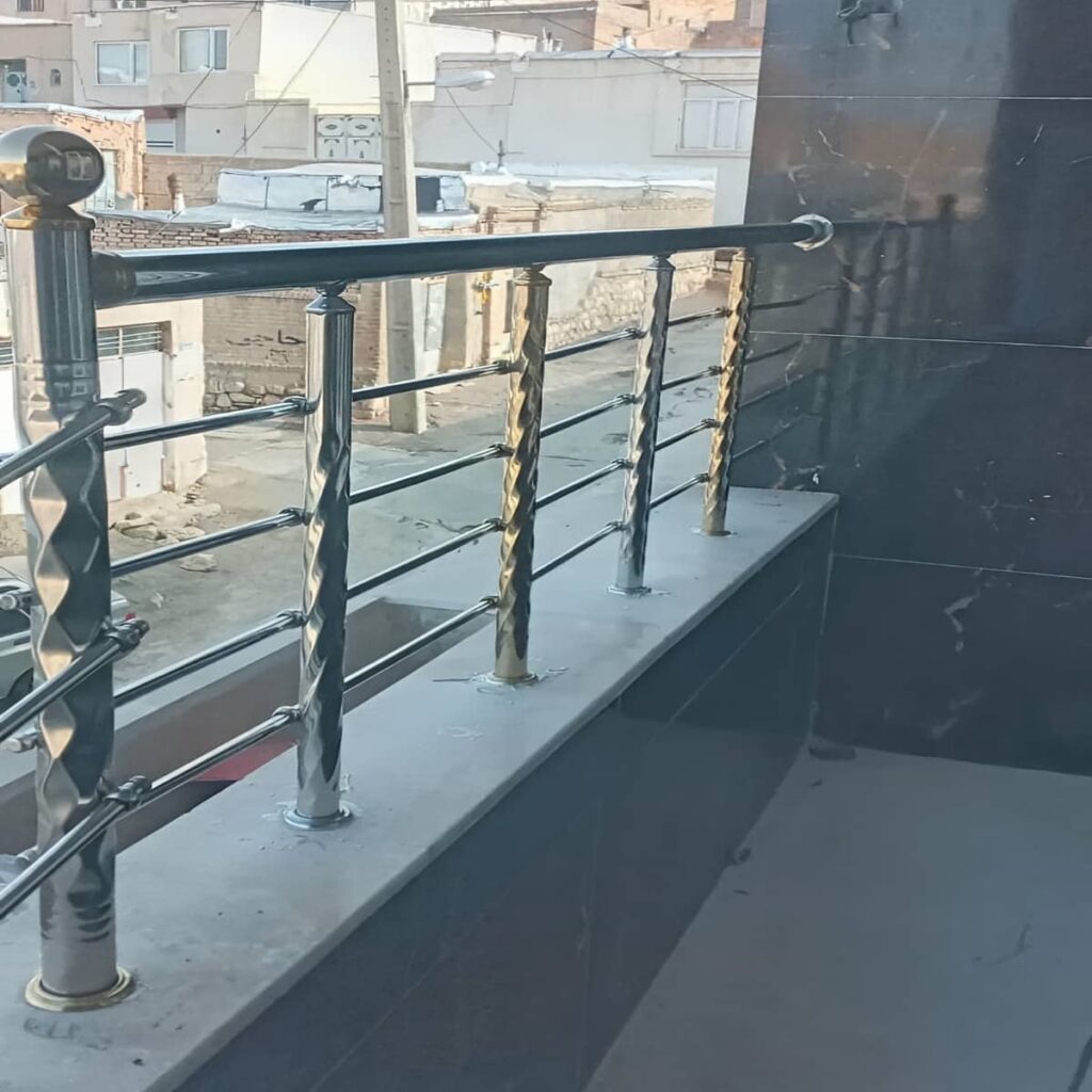 نرده بالکن آپارتمان با طراحی ساده