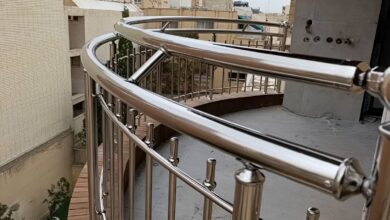 هندریل راه پله فلزی در فضای داخلی ساختمان قدیمی