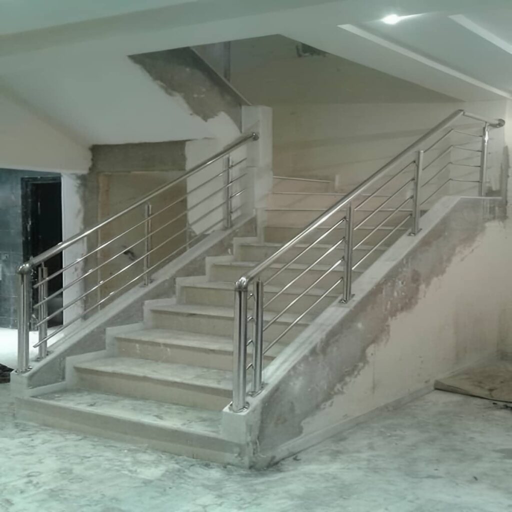 نرده استیل بالکن کنار نمای شیشه ای