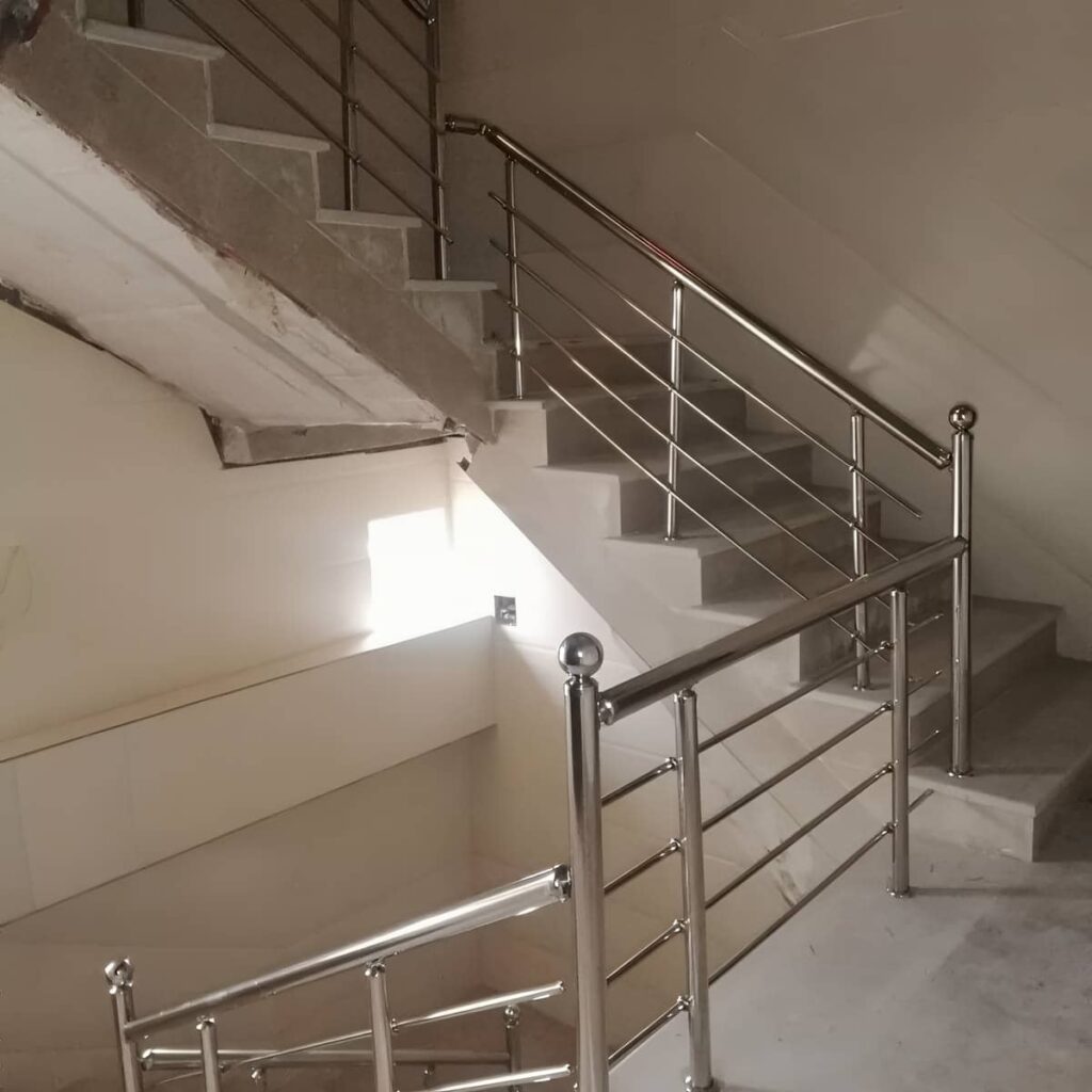 نرده استیل راه پله براق با دستگیره مقاوم