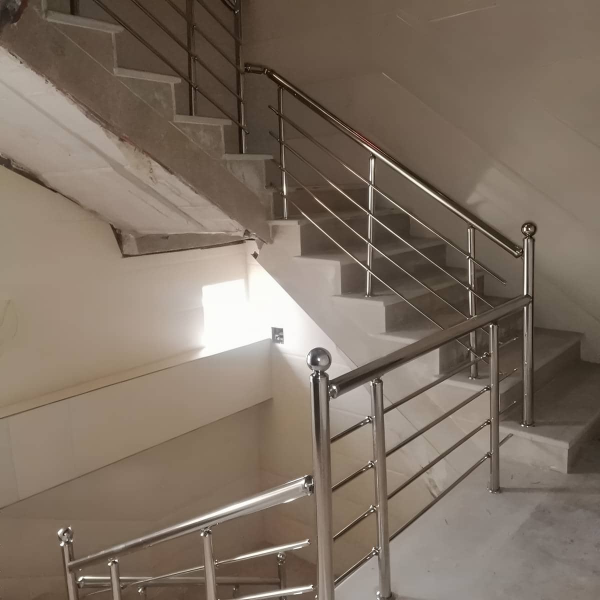 نرده استیل راه پله براق با دستگیره مقاوم مرکز عرضه و نصب نرده استیل راه پله برای افزایش امنیت ورودی