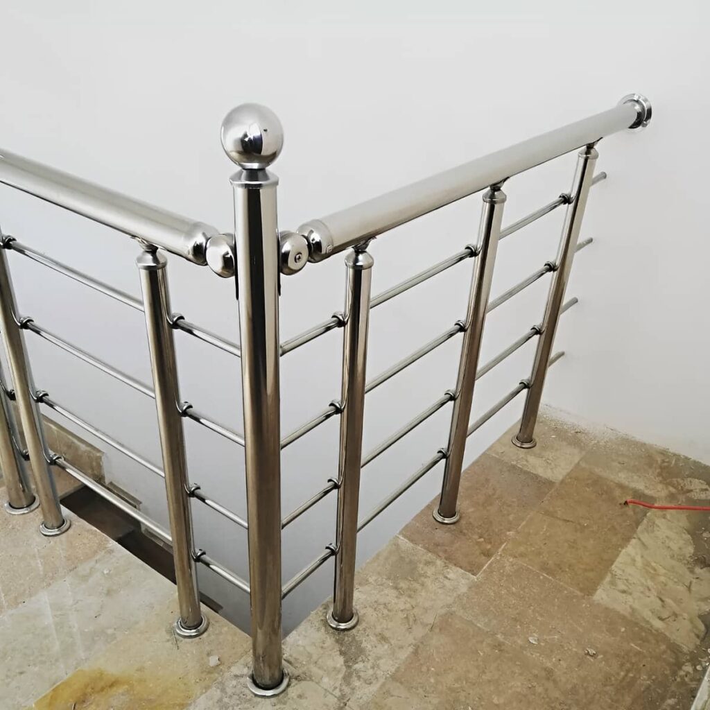پایه استیل نرده با طراحی ساده پایه استیل نرده با طراحی ساده