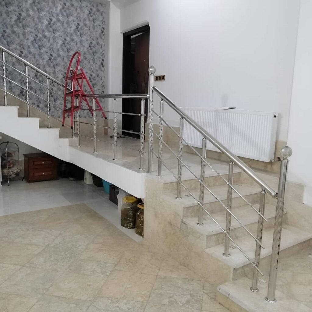 هندریل استیل راه پله با طراحی ساده