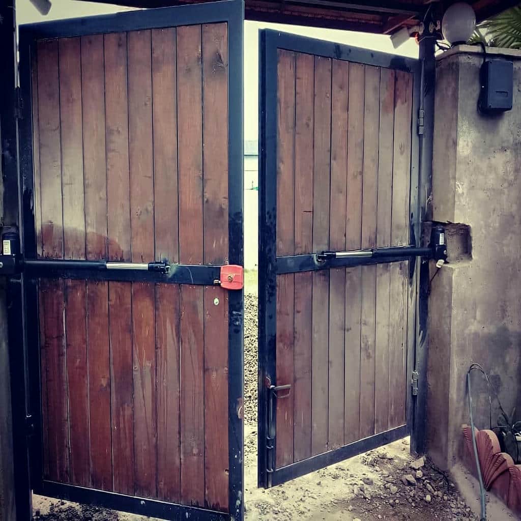جک پارکینگی ریلی در فضای ساختمان