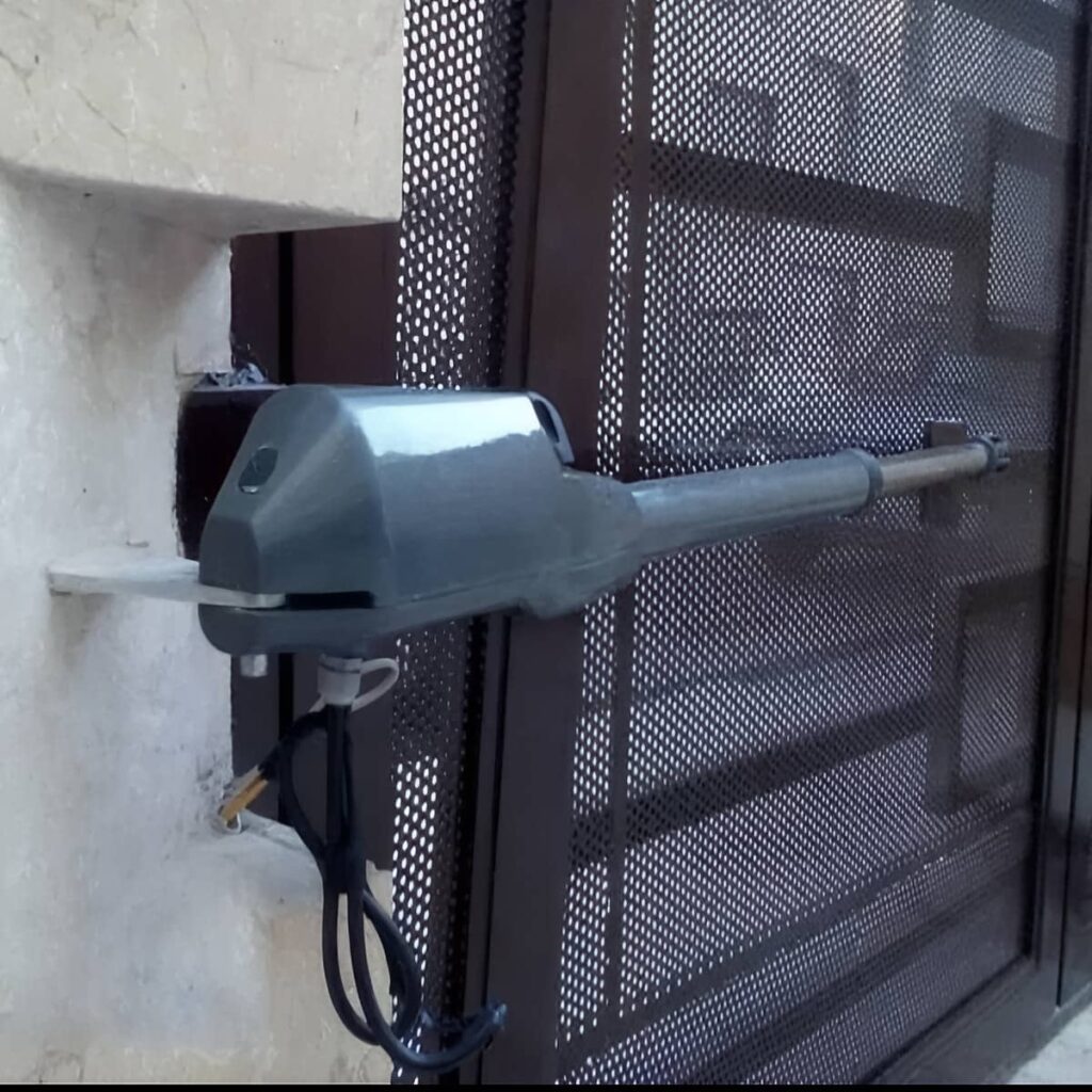 جک بازویی با کنترل ورودی خودرو