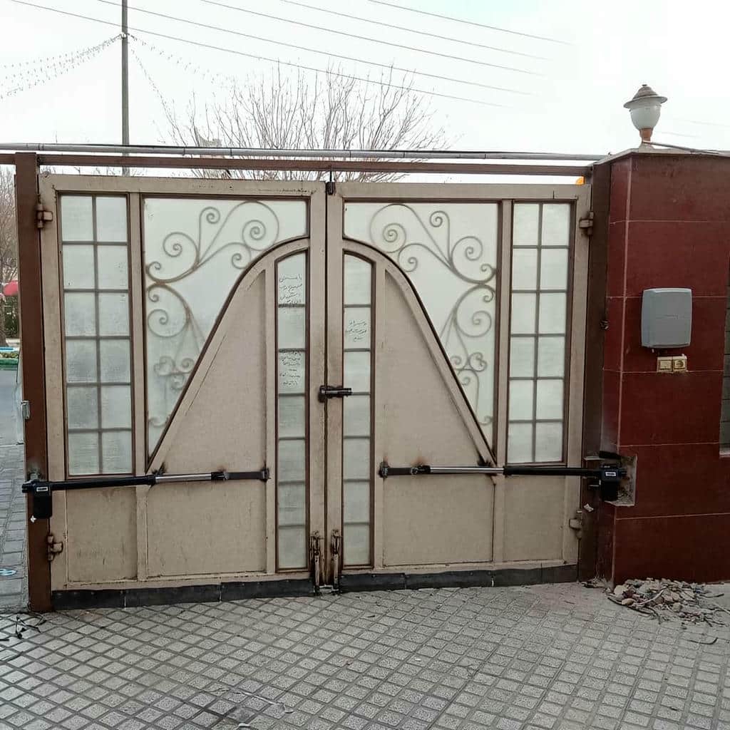 جک پارکینگی نصب شده کنار درب حیاط