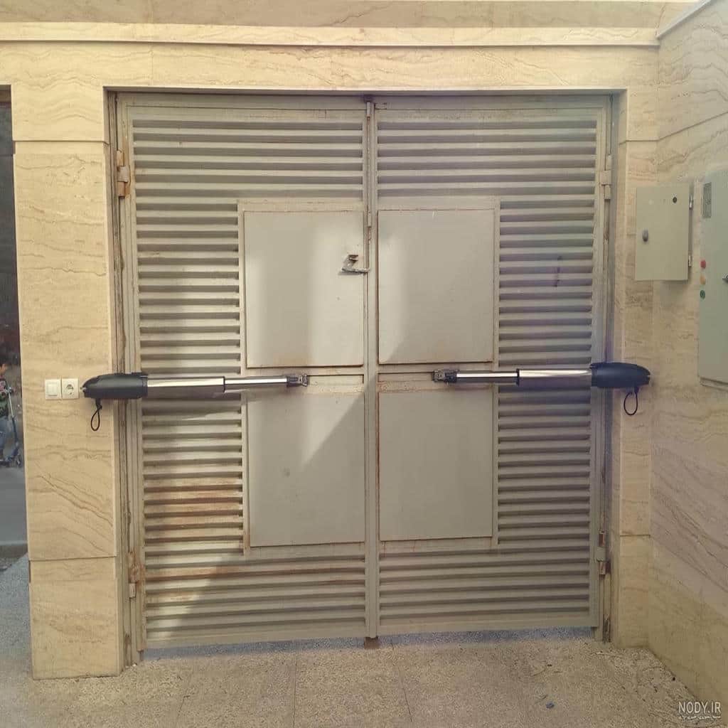 جک درب پارکینگ در نمای ورودی مدرن