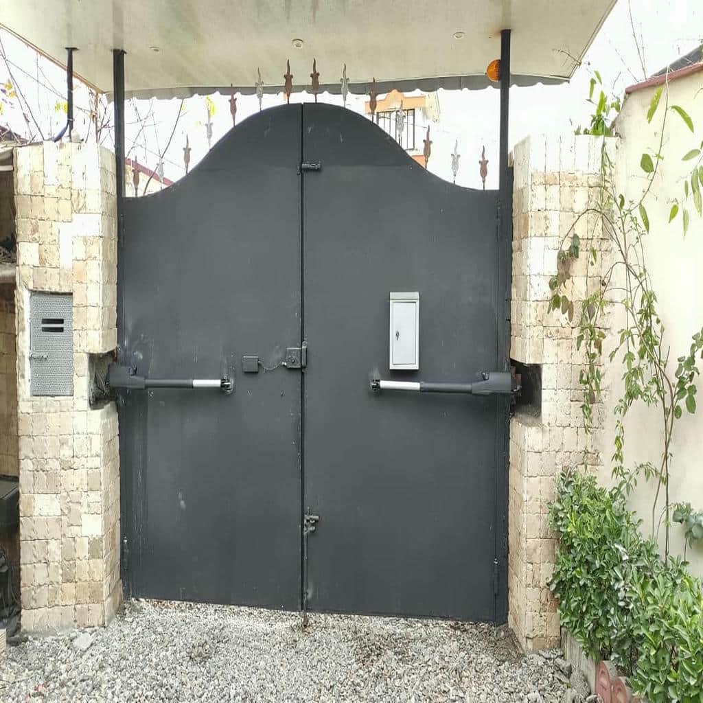 جک درب پارکینگ با چشمی ایمنی نصب شده