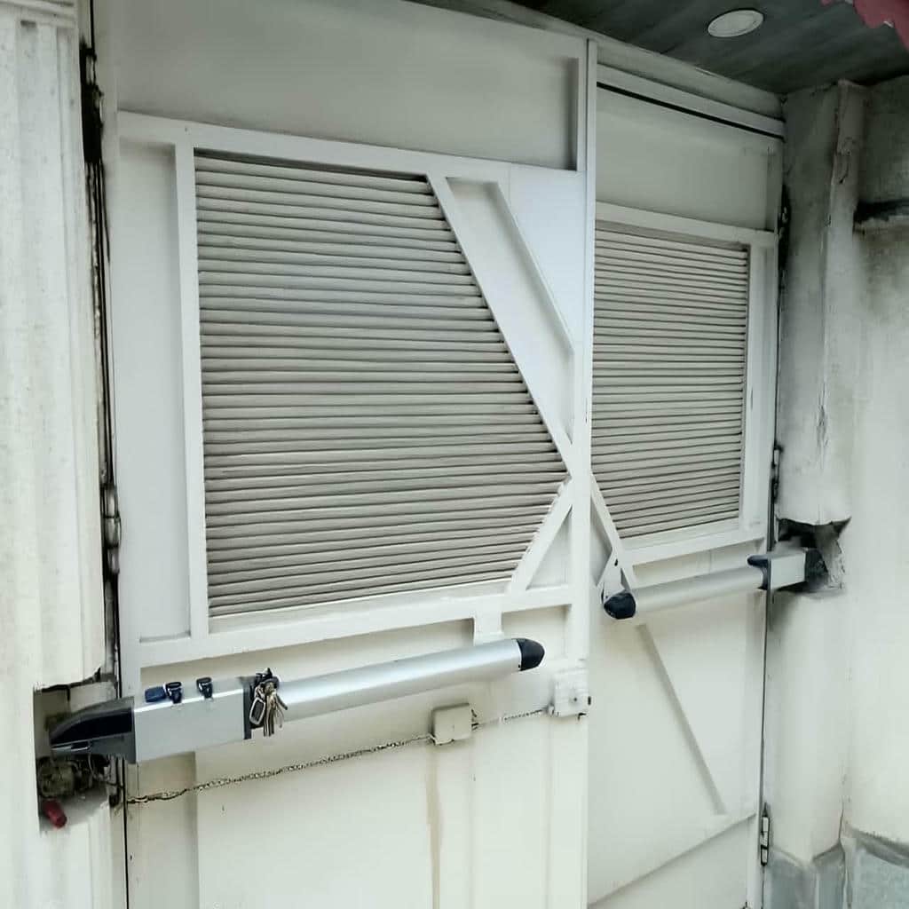 جک پارکینگ ایرانی روی درب پارکینگ