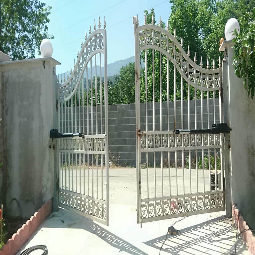موتور درب پارکینگ در فضای ورودی ساختمان موتور درب پارکینگ در فضای ورودی ساختمان