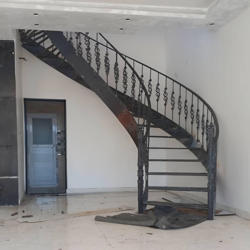 نرده بالکن فلزی کنار نمای ساختمان