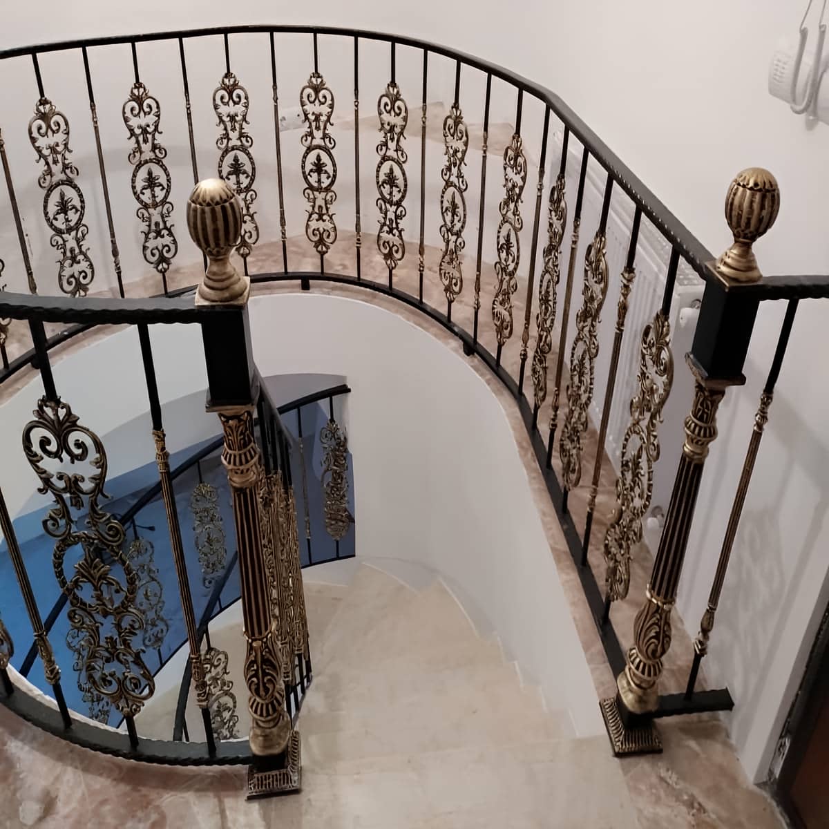 مرکز ارائه نرده فرفورژه بالکن برای مناطق مرطوب و بارانی