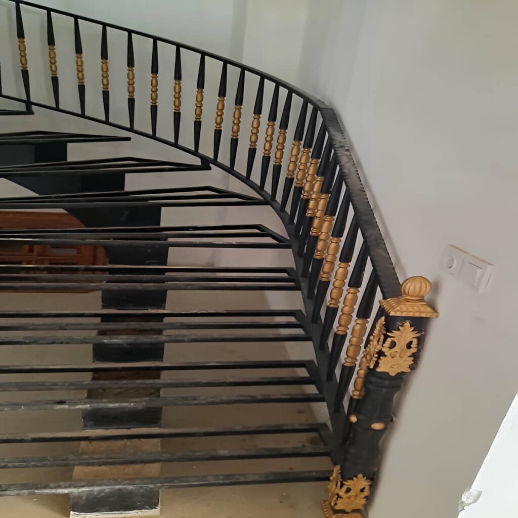 نرده تراس فلزی با طراحی منحنی