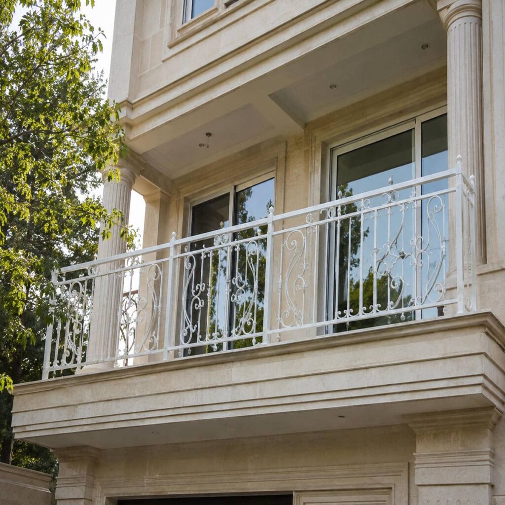 نرده کلاسیک بالکن فلزی با طراحی کلاسیک