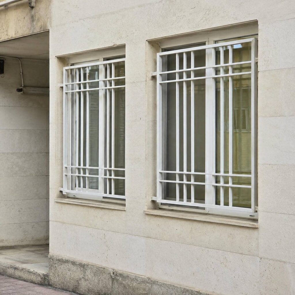 حفاظ پنجره ساده آهنی با طراحی مینیمال حفاظ پنجره ساده آهنی با طراحی مینیمال
